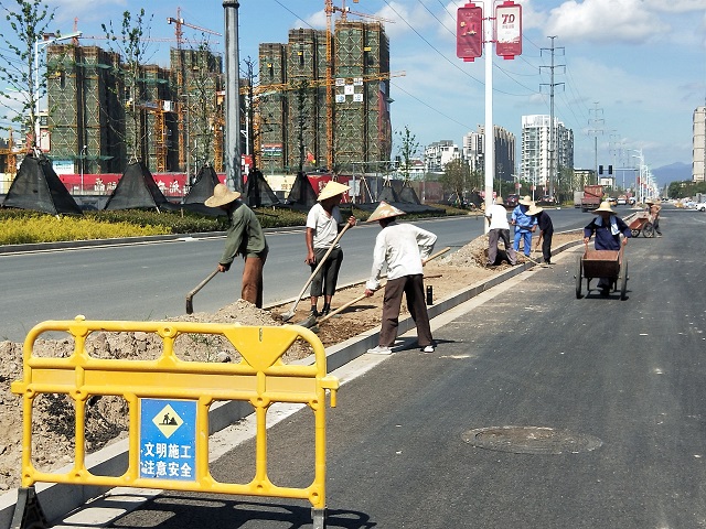 商城大道武溪路至武巖路左幅側(cè)分帶清理雜草、石塊及土方整理.jpg