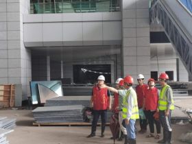 梅雨季，開展對(duì)鐵路義烏站綜合樞紐建筑工程安全隱患排查活動(dòng).jpg